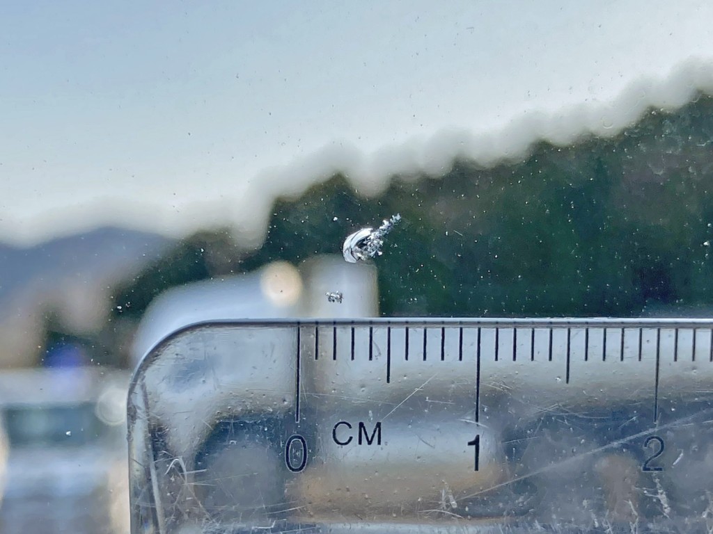 フロントガラスに飛び石跡があります。|日野 レンジャー 2PG-FE2ABGの写真33