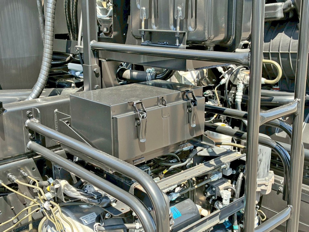 運転席側に工具箱が付いています。|いすゞ フォワード 2RG-FRR90S4(2WD)の写真11