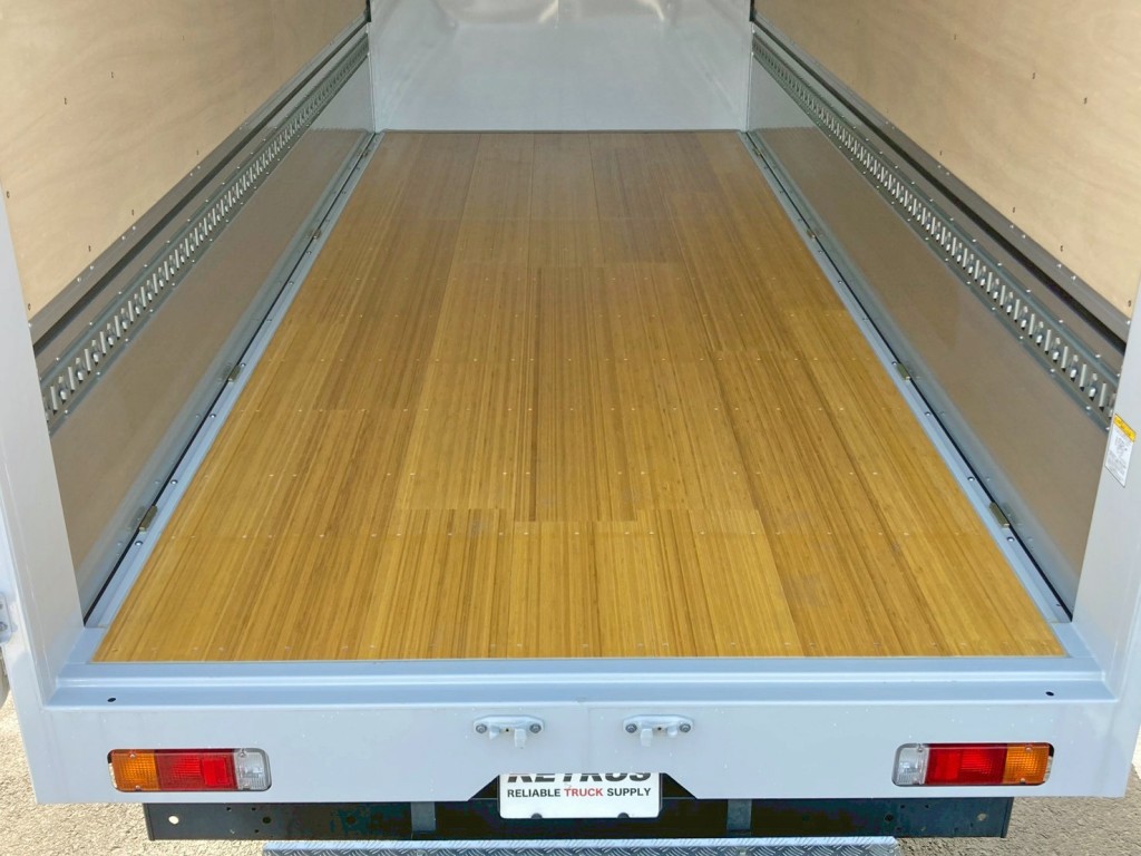 床は板張りです。|日野 デュトロ 2KG-XZU722M(2WD)の写真11