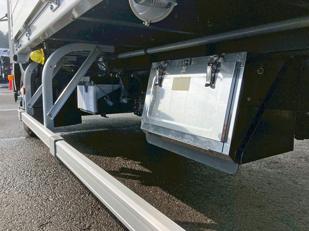 ボディー助手席側前方にステンレス製の工具箱が付いています。|日野 デュトロ 2KG-XZU722M(2WD)の写真14