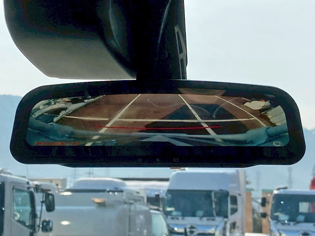 ルームミラーはバックモニターに切り替わります。|日野 デュトロ 2KG-XZU722M(2WD)の写真17