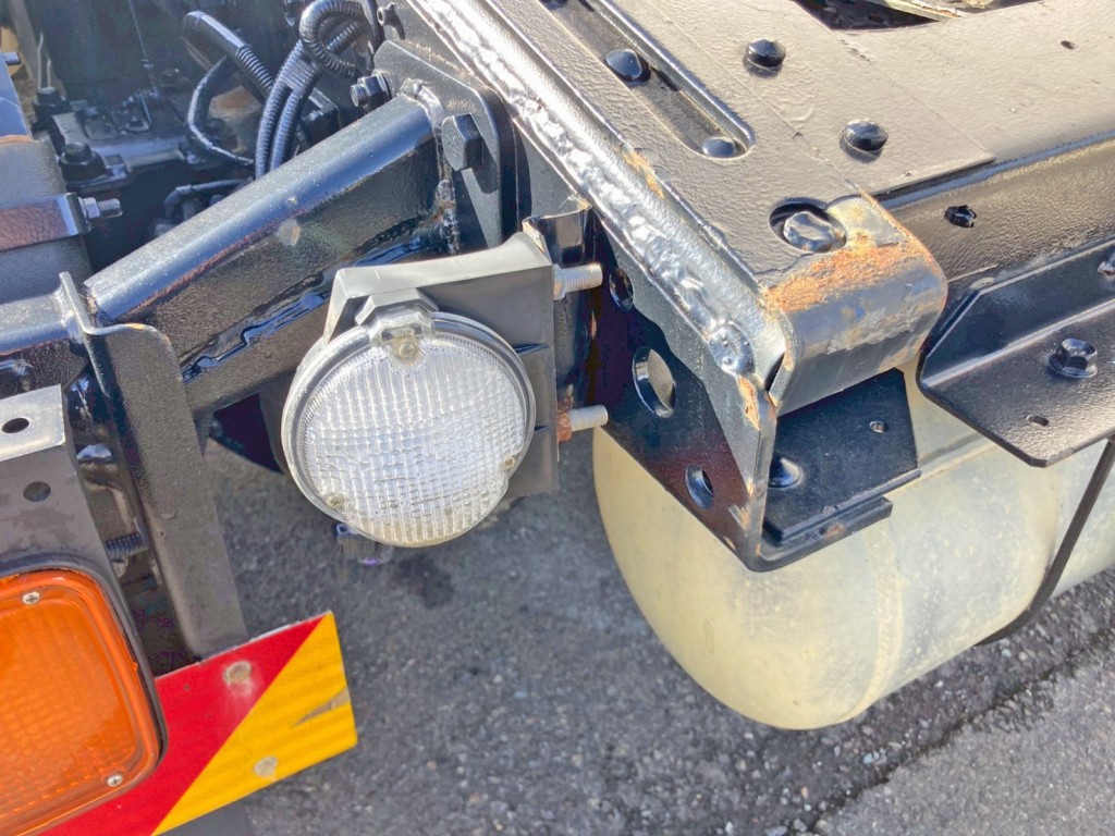 助手席側バックランプ取付部に曲がり 及び レンズに水混入しています。|いすゞ ギガ 2KG-EXD52CEの写真7