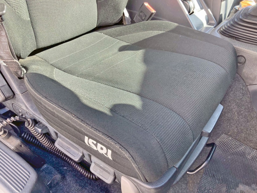 運転席座面にヘタリがあります。|いすゞ ギガ 2KG-EXD52CEの写真10