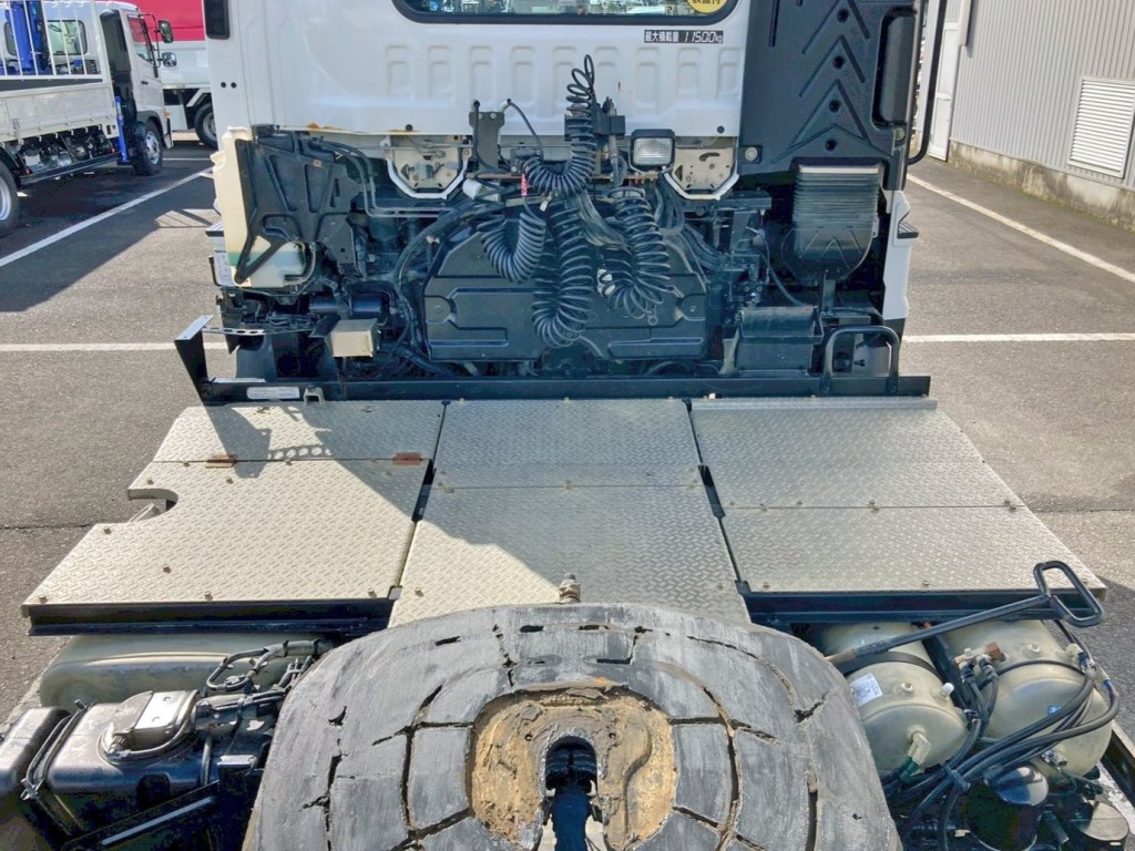 踊り場は縞板アルミです。|いすゞ ギガ 2KG-EXD52CEの写真11