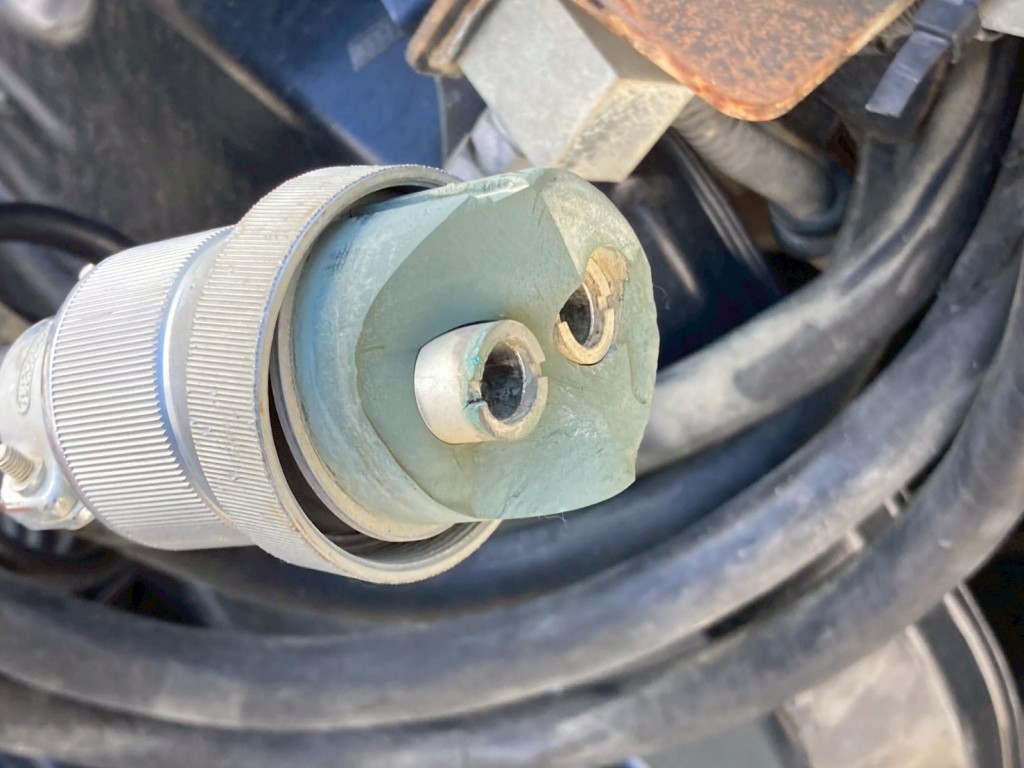 メタルコンセント接続部が一部欠けています。|いすゞ ギガ 2KG-EXD52CEの写真13