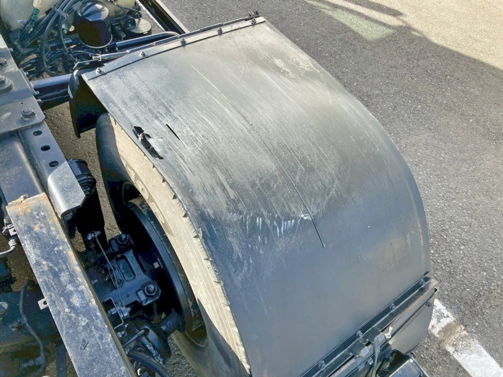 運転席側リヤフェンダー上部に引きキズ・破れがあります。|いすゞ ギガ 2KG-EXD52CEの写真18