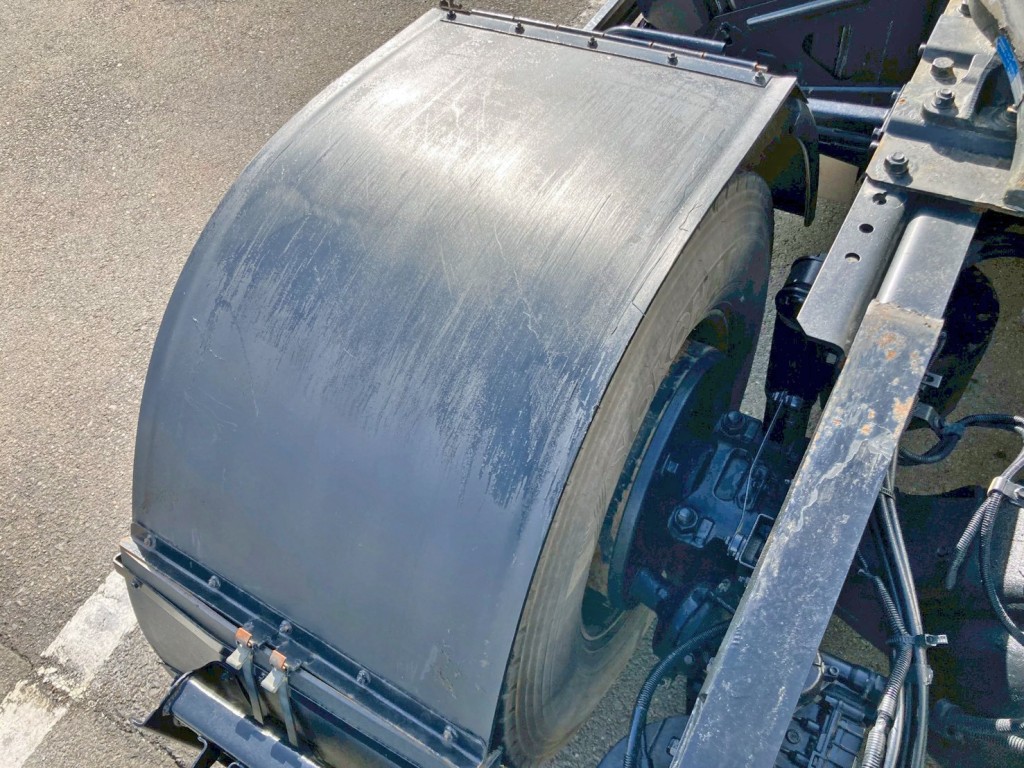 助手席側リヤフェンダー上部に引きキズがあります。|いすゞ ギガ 2KG-EXD52CEの写真19