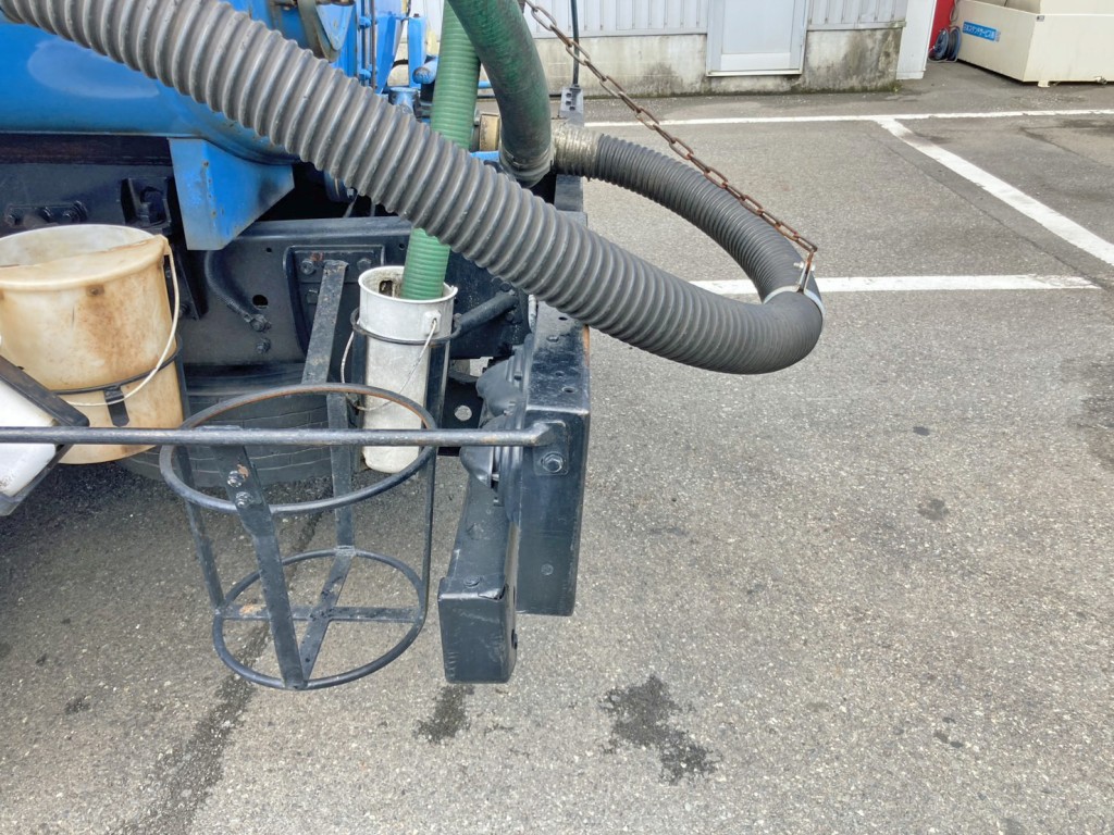 助手席側テールランプブラケットに少々曲がりがあります。|日野 レンジャー TKG-FC9JCAP(2WD)の写真15