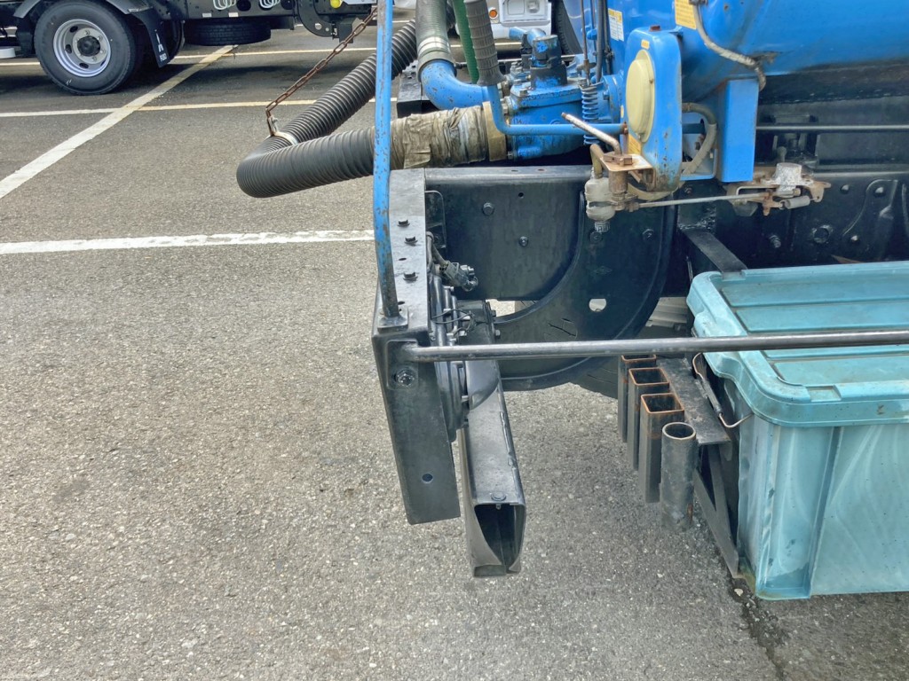 運転席側テールランプブラケット 及び リヤバンパー運転席側に曲がりがあります。|日野 レンジャー TKG-FC9JCAP(2WD)の写真16