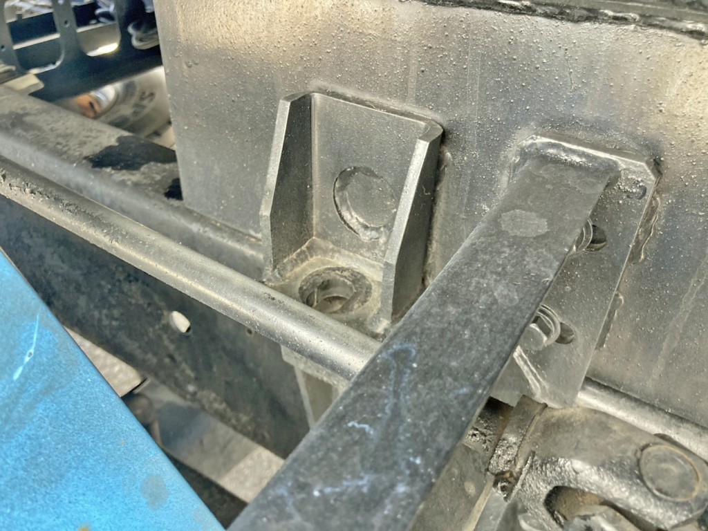 運転席側中央部のボディーボルトが欠品しています。|日野 レンジャー TKG-FC9JCAP(2WD)の写真22