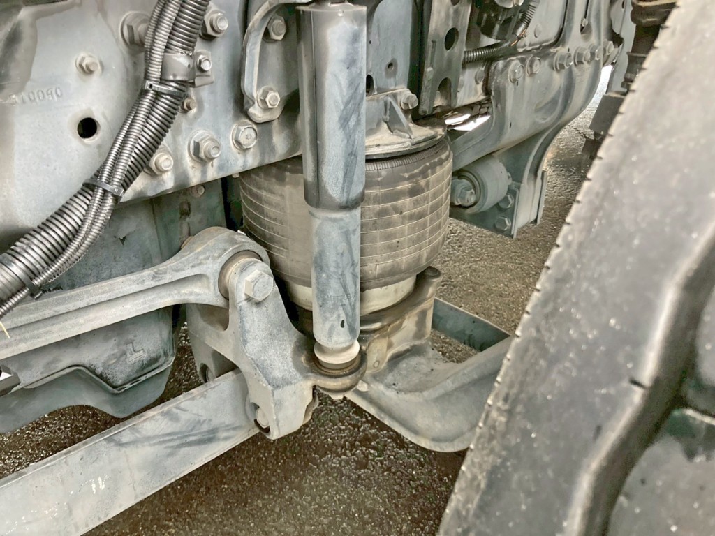 前輪もエアサスです。|三菱 スーパーグレート 2PG-FU75HZの写真8