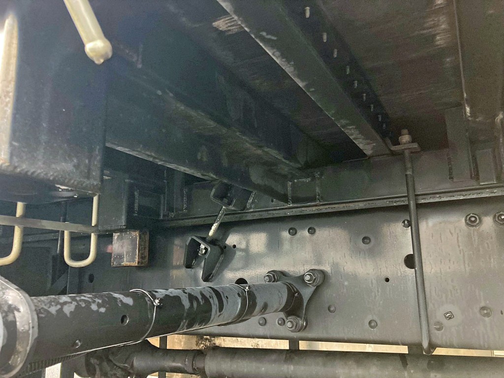 シャーシとネタの状態です。(縦ネタは鉄製・横ネタは鉄とアルミが使用されています)|三菱 スーパーグレート 2PG-FU75HZの写真9