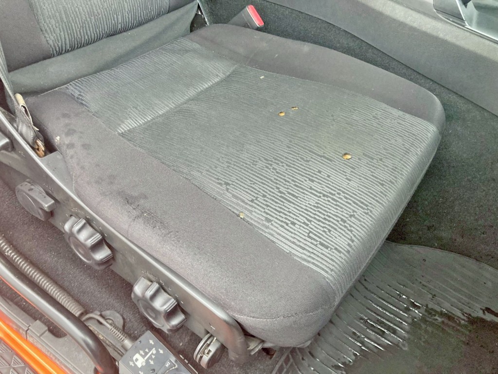 運転席座面にヘタリ・破れ・穴あきがあります。|三菱 スーパーグレート 2PG-FU75HZの写真11