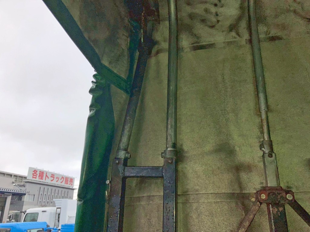 幌助手席側後方上部の骨組みに曲がりがあります。|三菱 スーパーグレート 2PG-FU75HZの写真17