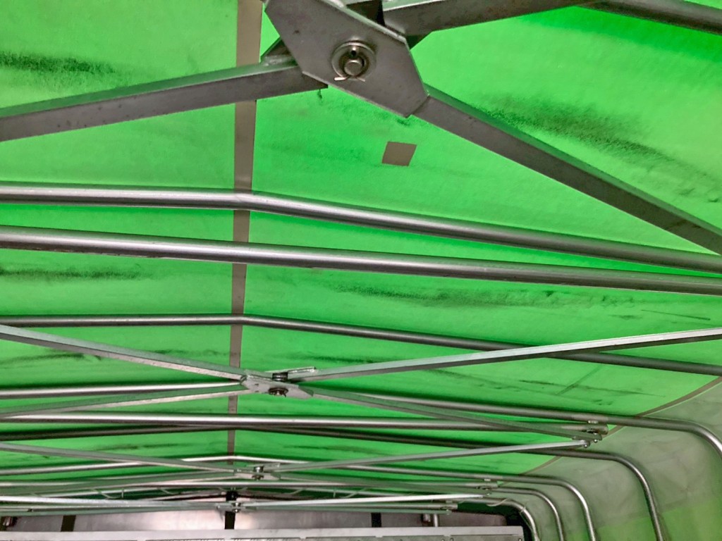 天井の所々にパッチ当てがあります。(前方)|三菱 スーパーグレート 2PG-FU75HZの写真20