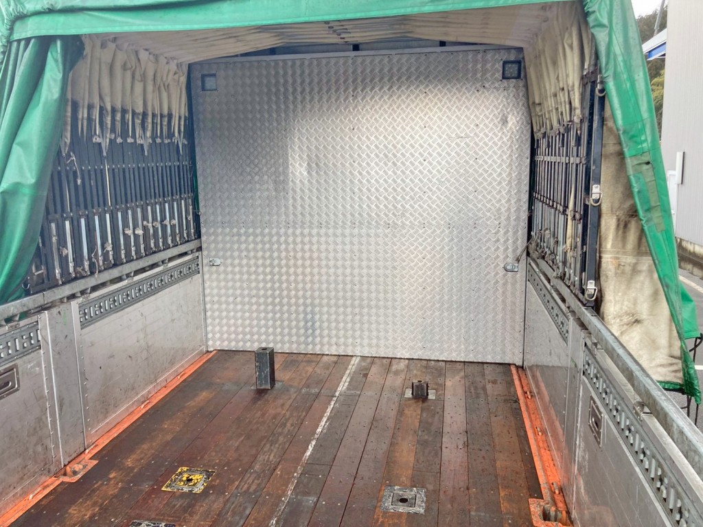 プロテクターは縞板アルミが張られています。|三菱 スーパーグレート 2PG-FU75HZの写真23