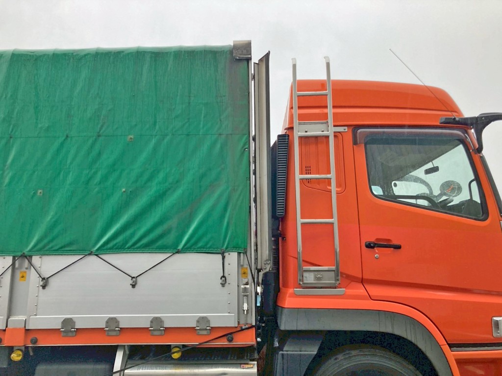 運転席側前方の幌抑えカバーを開いた状態です。|三菱 スーパーグレート 2PG-FU75HZの写真26