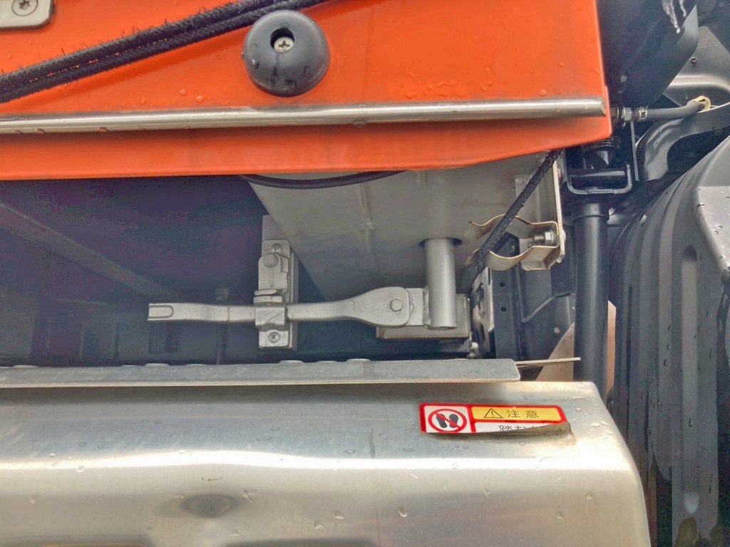 ボディー運転席側前方に幌移動用のロックレバーが付いています。|三菱 スーパーグレート 2PG-FU75HZの写真27