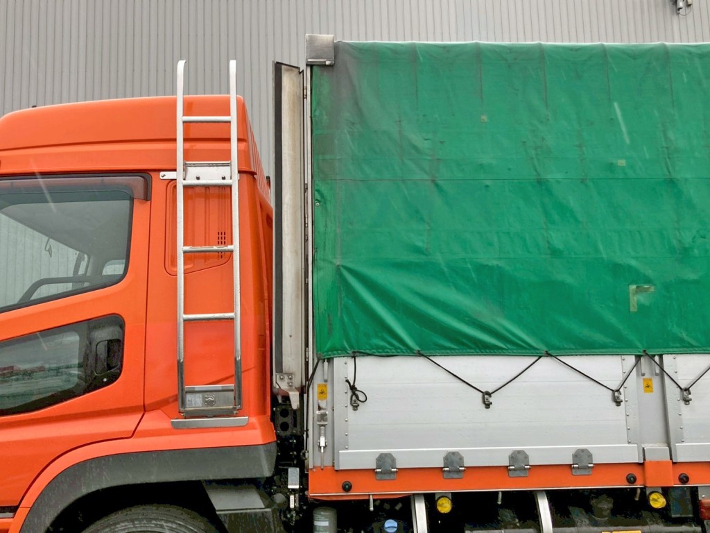 助手席側前方の幌抑えカバーを開いた状態です。|三菱 スーパーグレート 2PG-FU75HZの写真28