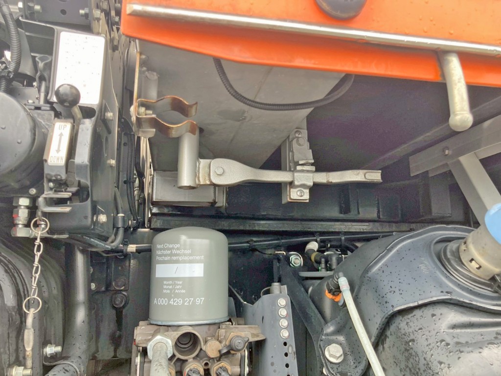 ボディー助手席側前方に幌移動用のロックレバーが付いています。|三菱 スーパーグレート 2PG-FU75HZの写真29