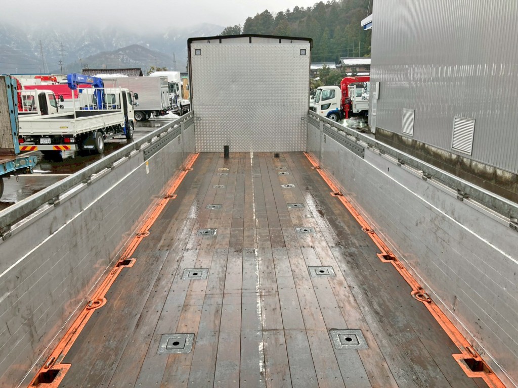 幌を後方に寄せた状態です。(後方から前方を見た状態です)|三菱 スーパーグレート 2PG-FU75HZの写真30