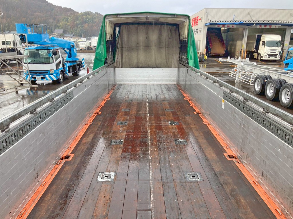 幌を後方に寄せた状態です。(前方から後方を見た状態です)|三菱 スーパーグレート 2PG-FU75HZの写真32