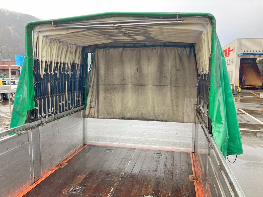 幌を後方に寄せた状態です。|三菱 スーパーグレート 2PG-FU75HZの写真33