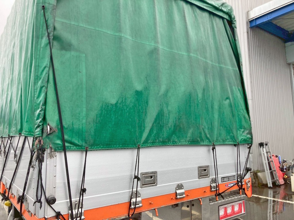 リヤシート助手席側にパッチ当て箇所があります。|三菱 スーパーグレート 2PG-FU75HZの写真34