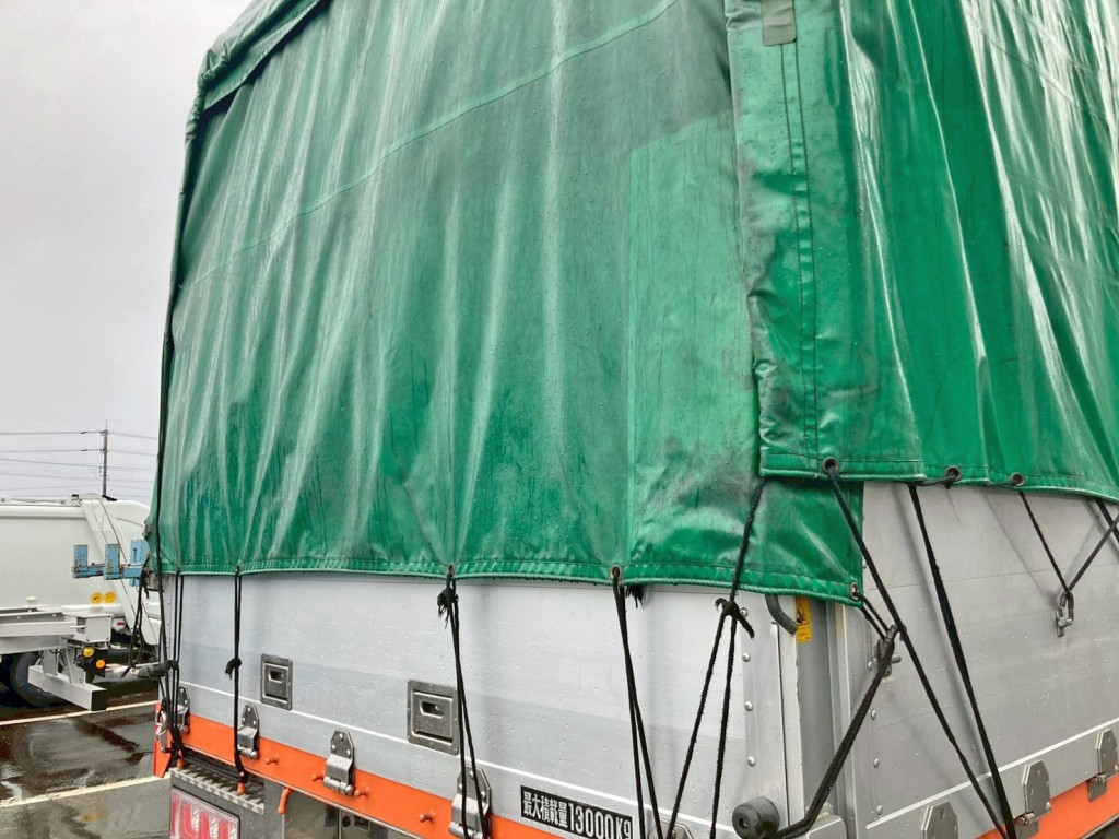 リヤシート運転席側にパッチ当て箇所があります。|三菱 スーパーグレート 2PG-FU75HZの写真35