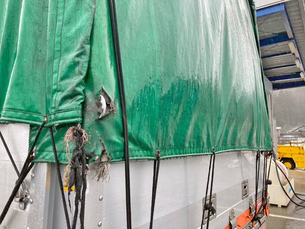 リヤシート助手席側下部に破れ箇所があります。|三菱 スーパーグレート 2PG-FU75HZの写真36