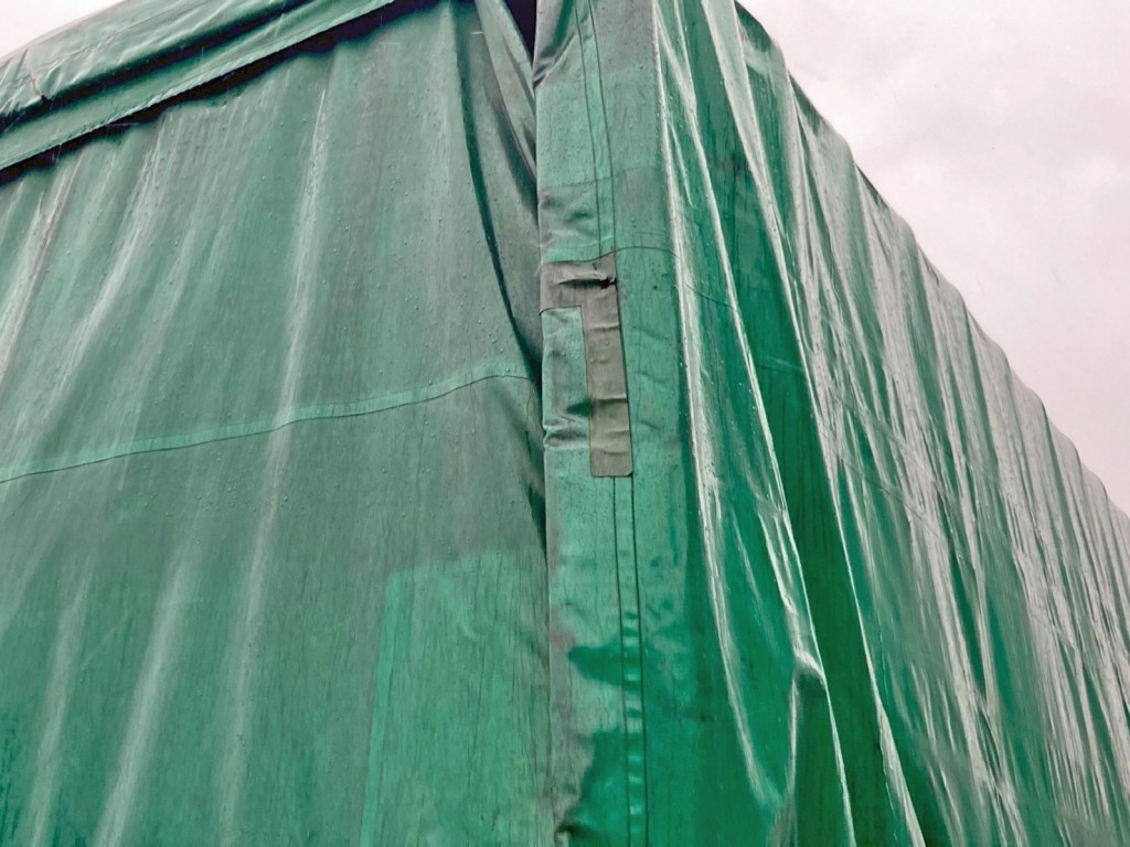 運転席側シート後方にパッチ当て箇所があります。|三菱 スーパーグレート 2PG-FU75HZの写真37