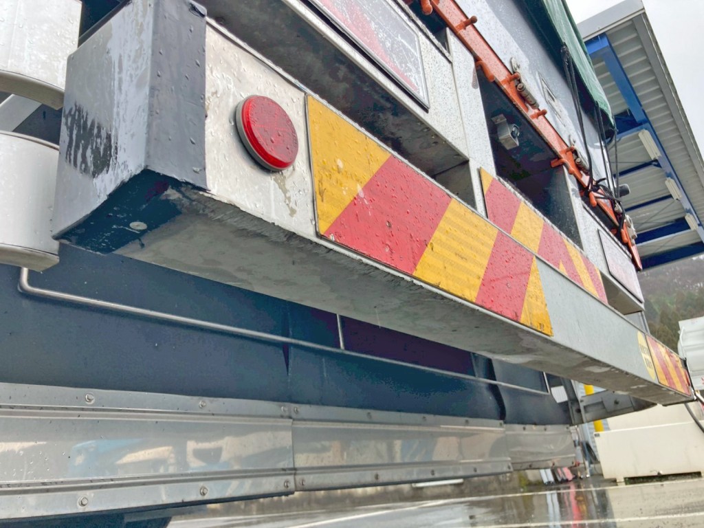 リヤバンパー助手席側下部に引きキズがあります。|三菱 スーパーグレート 2PG-FU75HZの写真39