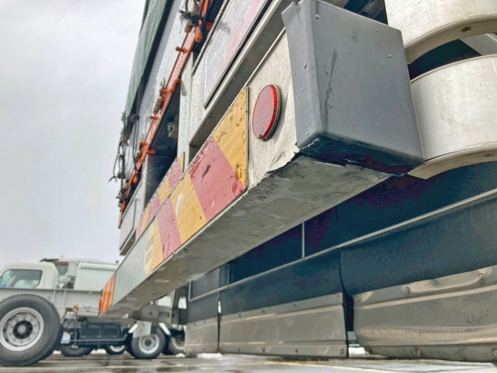 リヤバンパー運転席側下部に引きキズ・割れがあります。|三菱 スーパーグレート 2PG-FU75HZの写真40