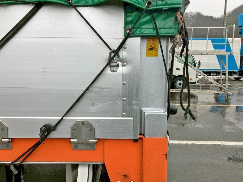 助手席側アオリ後方にヘコミがあります。|三菱 スーパーグレート 2PG-FU75HZの写真41