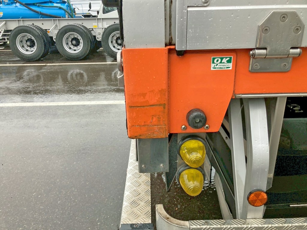 運転席側リヤ柱土台部に引きキズがあります。|三菱 スーパーグレート 2PG-FU75HZの写真42