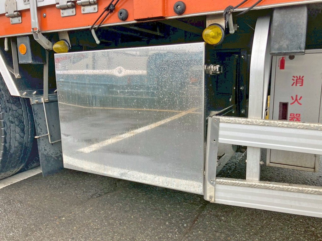 ボディー後方にりん木入れが付いています。|三菱 スーパーグレート 2PG-FU75HZの写真43