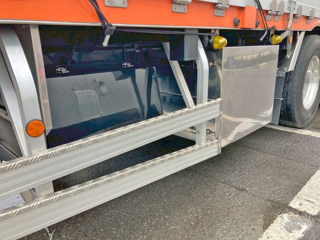 ボディー運転席側後方に工具箱が付いています。|三菱 スーパーグレート 2PG-FU75HZの写真44