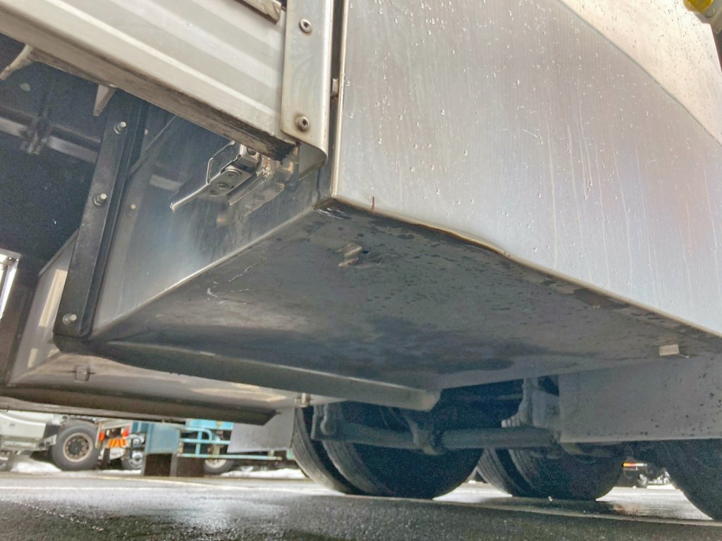 りん木入れの運転席側下部に少々歪みがあります。|三菱 スーパーグレート 2PG-FU75HZの写真45