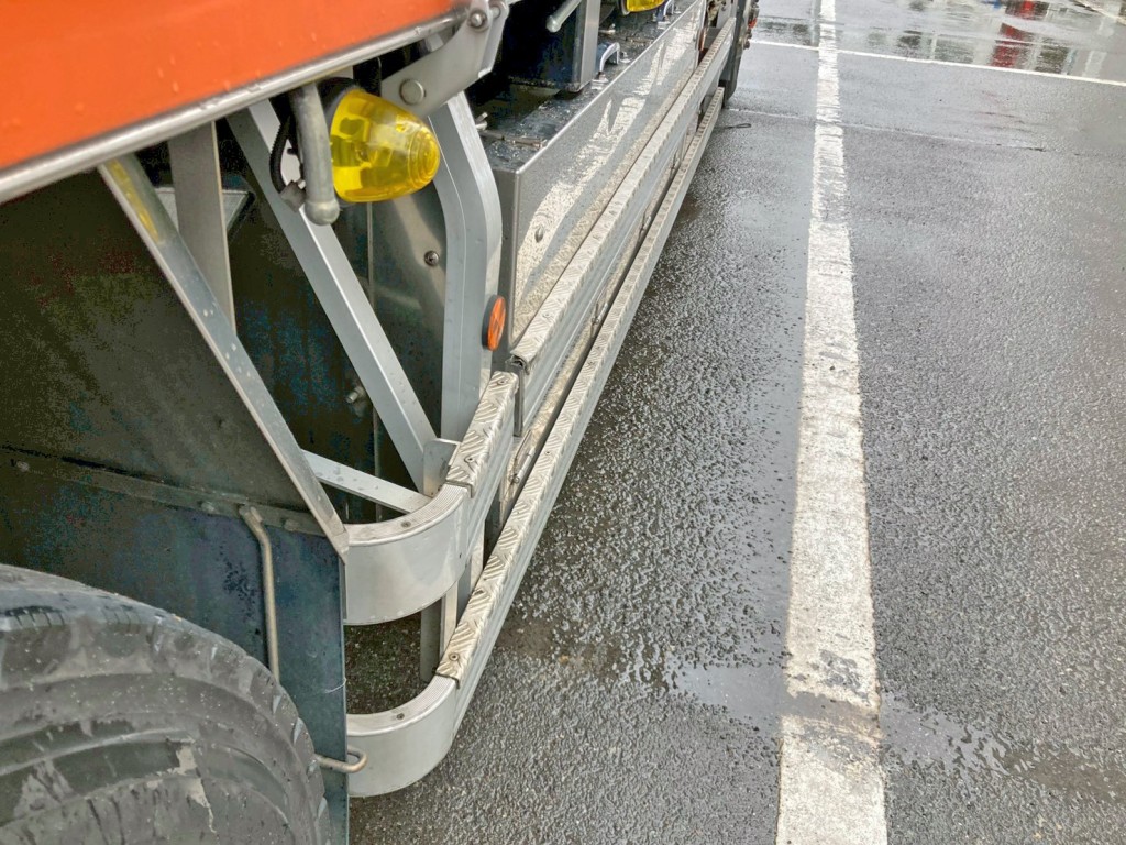 運転席側サイドバンパーに曲がりがあります。|三菱 スーパーグレート 2PG-FU75HZの写真46