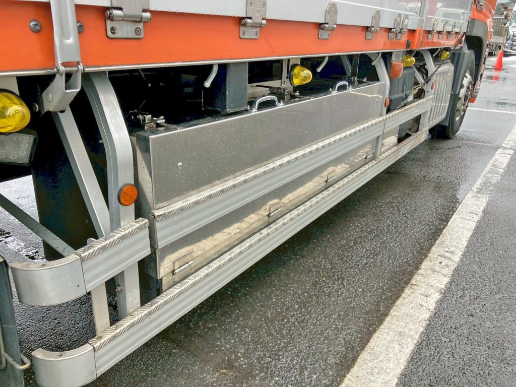 ボディー運転席側中央部にステンレス製の工具箱が付いています。|三菱 スーパーグレート 2PG-FU75HZの写真47