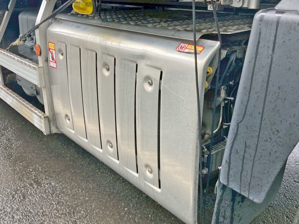 マフラーカバーにヘコミがあります。|三菱 スーパーグレート 2PG-FU75HZの写真49