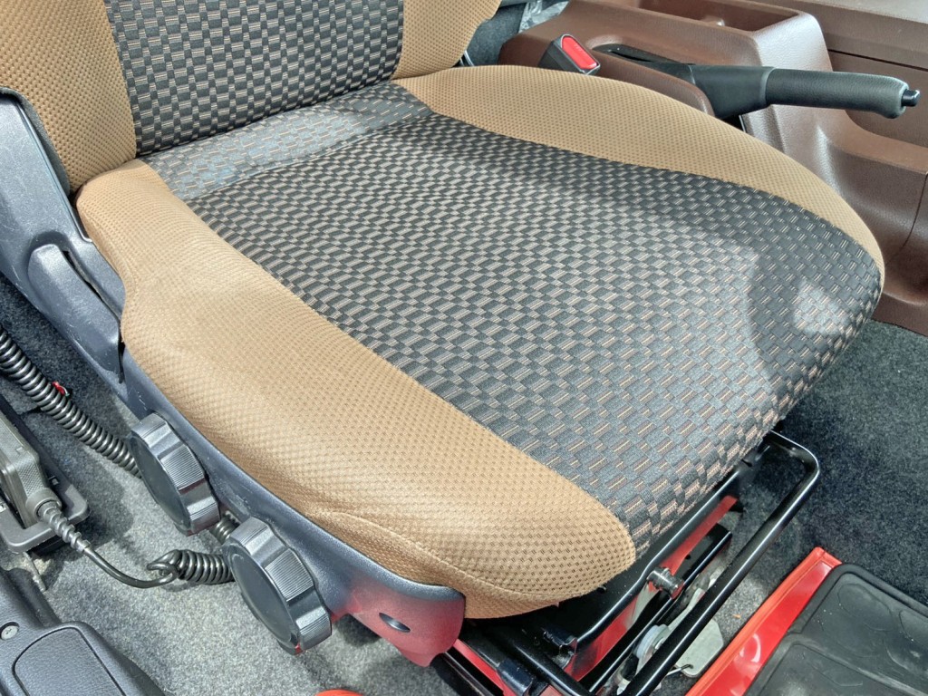 運転席座面にヘタリがあります。|日野 レンジャー 2PG-FD2ABG(2WD)の写真8