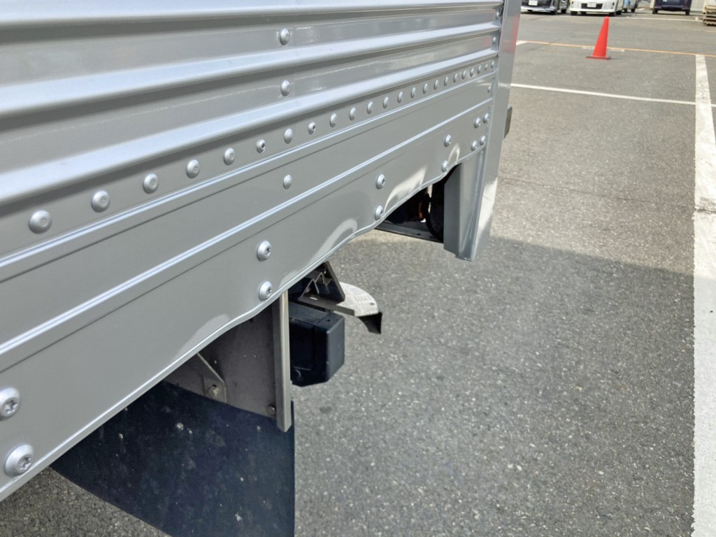 助手席側サイドレール後方に波打ち箇所があります。|日野 レンジャー 2PG-FD2ABG(2WD)の写真15