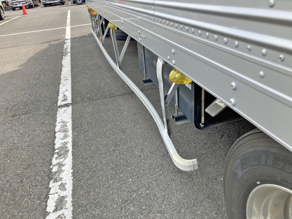 助手席側サイドバンパー後方に曲がりがあります。|日野 レンジャー 2PG-FD2ABG(2WD)の写真16