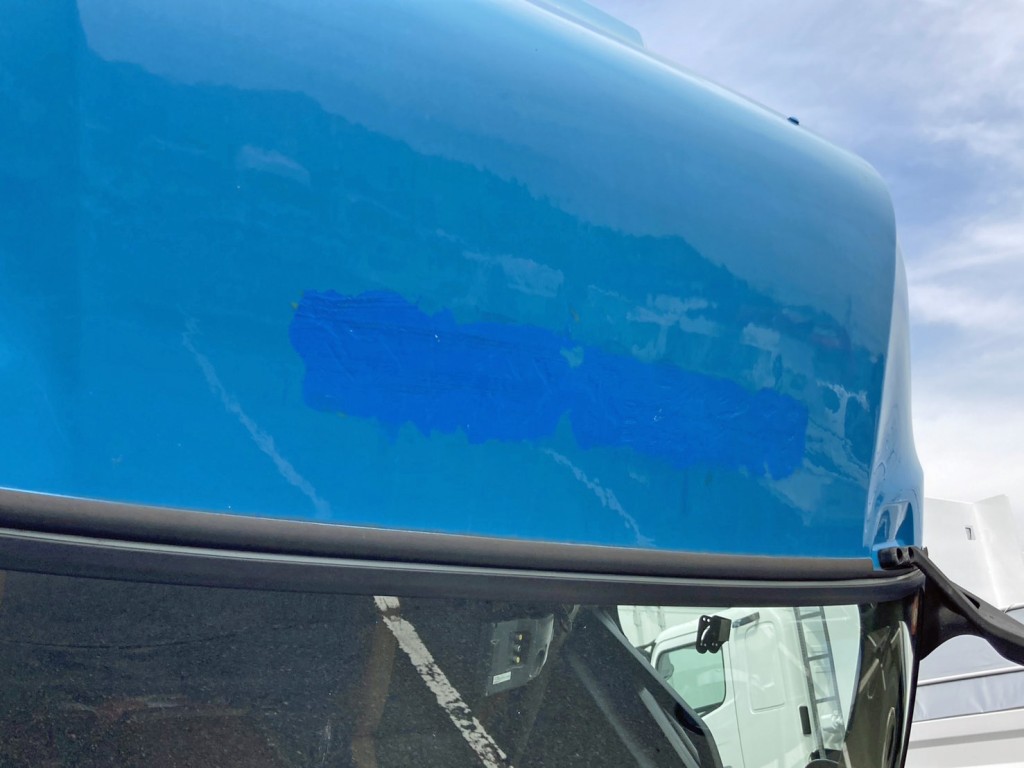 ルーフ前方に手塗り箇所があります。|日野 レンジャー 2PG-FD2ABG(2WD)の写真27