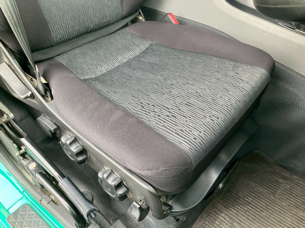 運転席シートにヘタリ・穴があります。|三菱 スーパーグレート 2PG-FV70HXの写真7