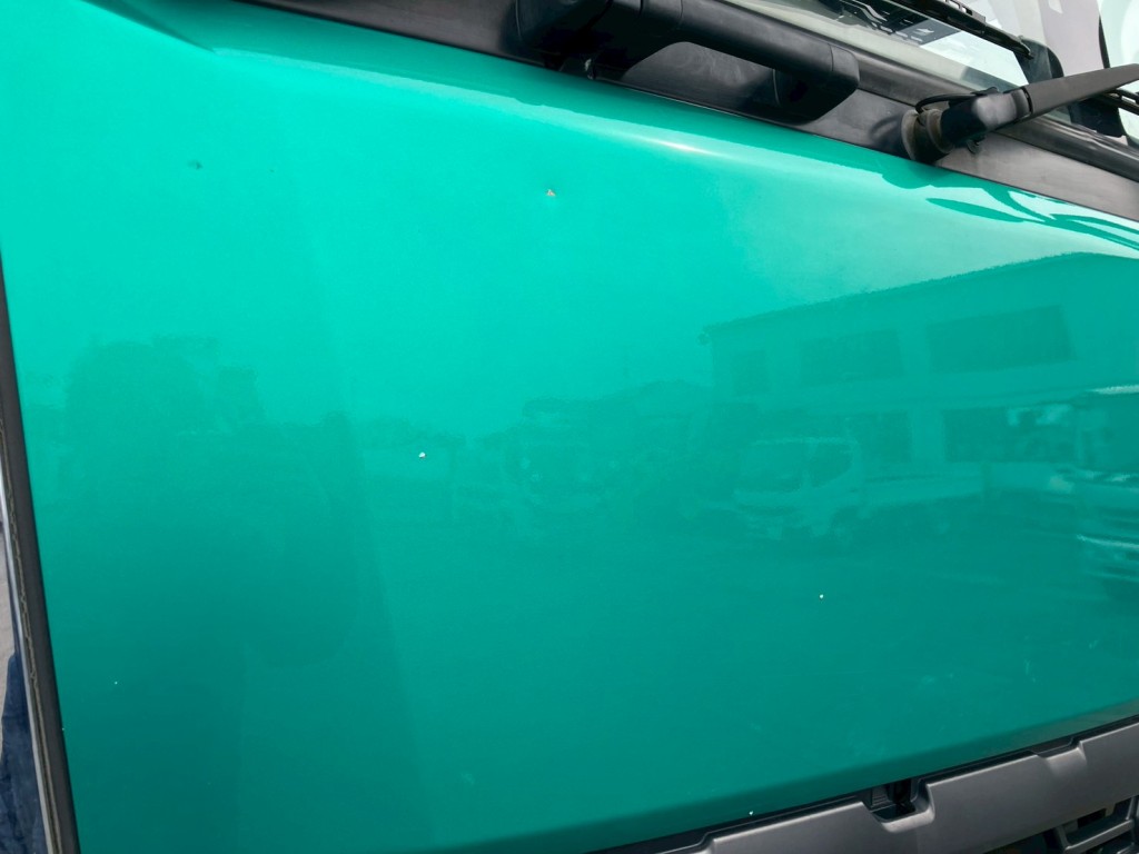 フロントパネルにキズ・ヘコミがあります。|三菱 スーパーグレート 2PG-FV70HXの写真18