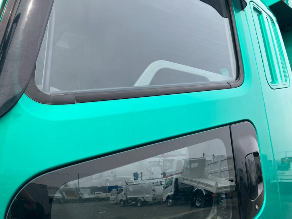 助手席側ドアに看板跡があります。|三菱 スーパーグレート 2PG-FV70HXの写真22