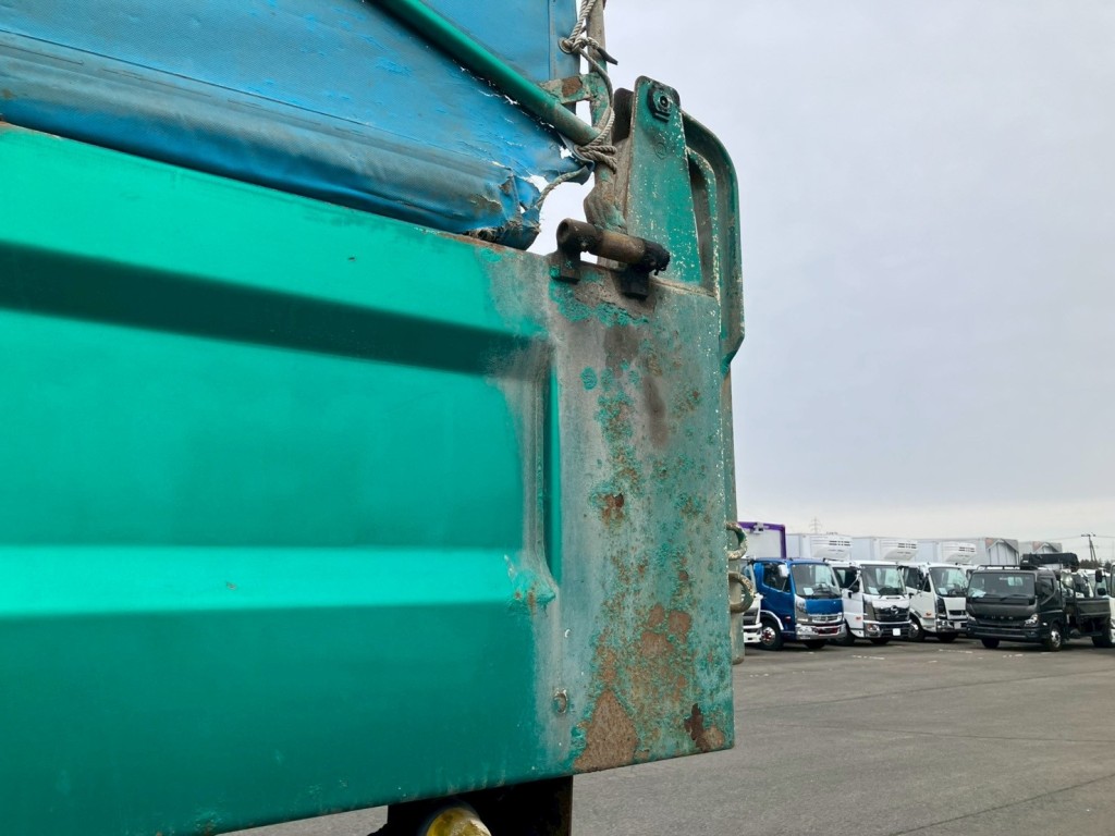 助手席側ボディー後方にキズ・サビがあります。|三菱 スーパーグレート 2PG-FV70HXの写真25