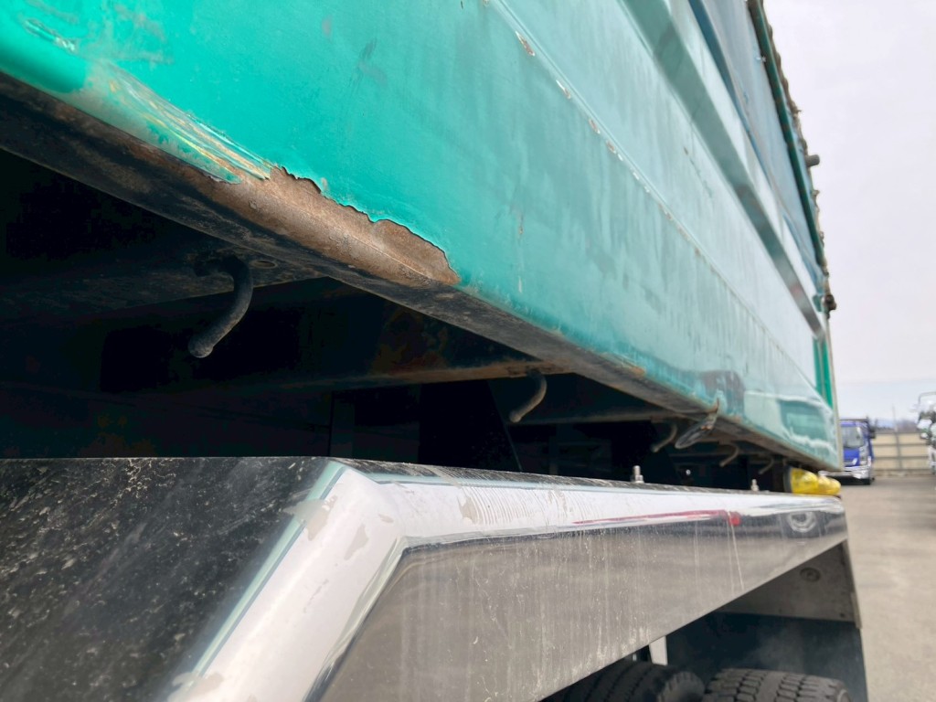 助手席側ボディー下部にサビがあります。|三菱 スーパーグレート 2PG-FV70HXの写真26